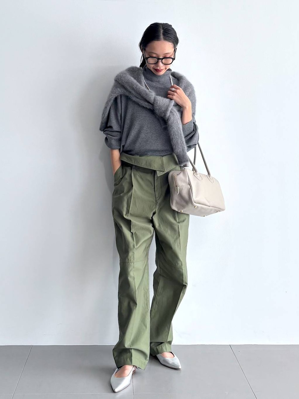 シルバー系のパンプス、グレー系のニット/セーター、グレー系のニット/セーターを着用したレディースの秋コーディネートの1枚目の写真