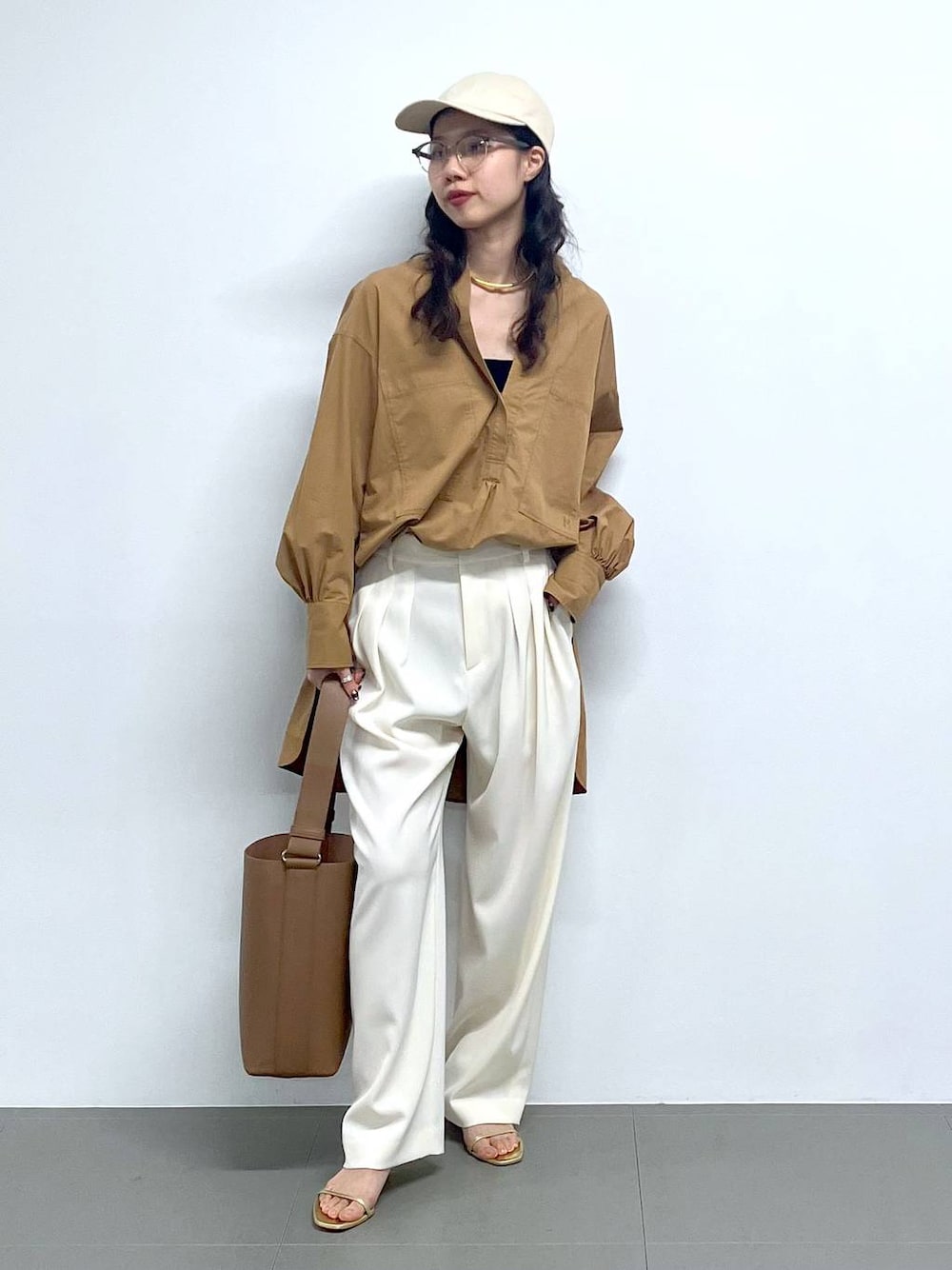 「トラッド、ナチュラル、高見え、休日コーデ、楽ちんコーデ、女子会、着痩せ、女子ウケ、BABYLONE、着痩せ・細見え、大人カジュアル、ブラウス、パンツ、スラックス、サンダル」｜「BABYLONEの3タックテーパードパンツ（その他パンツ、ホワイト系）」を使った、blmikuroさん（レディース・164cm）の春コーディネートの1枚目の写真