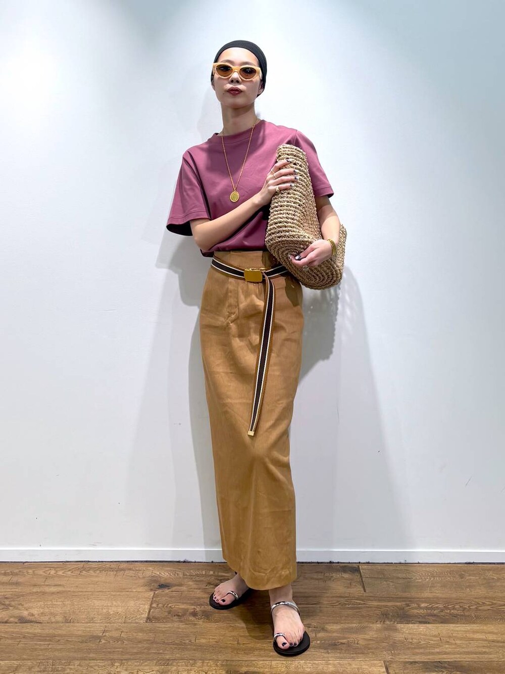 「着痩せ、休日コーデ、楽ちんコーデ、女子会、女子ウケ、BABYLONE、トラッド、ナチュラル、高見え、着痩せ・細見え、大人カジュアル、Tシャツ、スカート、サンダル、ネックレス」｜「BABYLONEの【Haddon&Jones】ラインベルト（ベルト、ブラウン系）」を使った、blmikuroさん（レディース・164cm）の春コーディネートの1枚目の写真