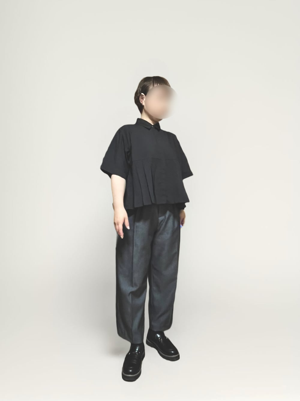 「niko and...のアイテム（シャツ/ブラウス、ブラック系）」を使った、mskakndonkndさん（レディース・148cm）の春コーディネートの1枚目の写真