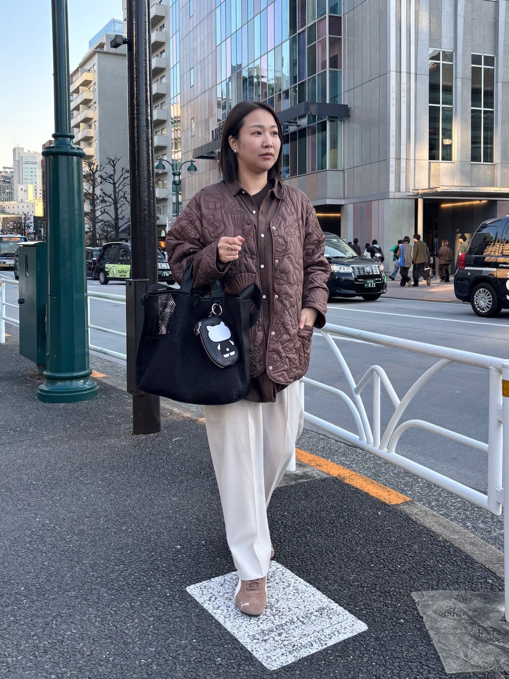 ブラック系のトートバッグを着用したレディースの春コーディネートの1枚目の写真