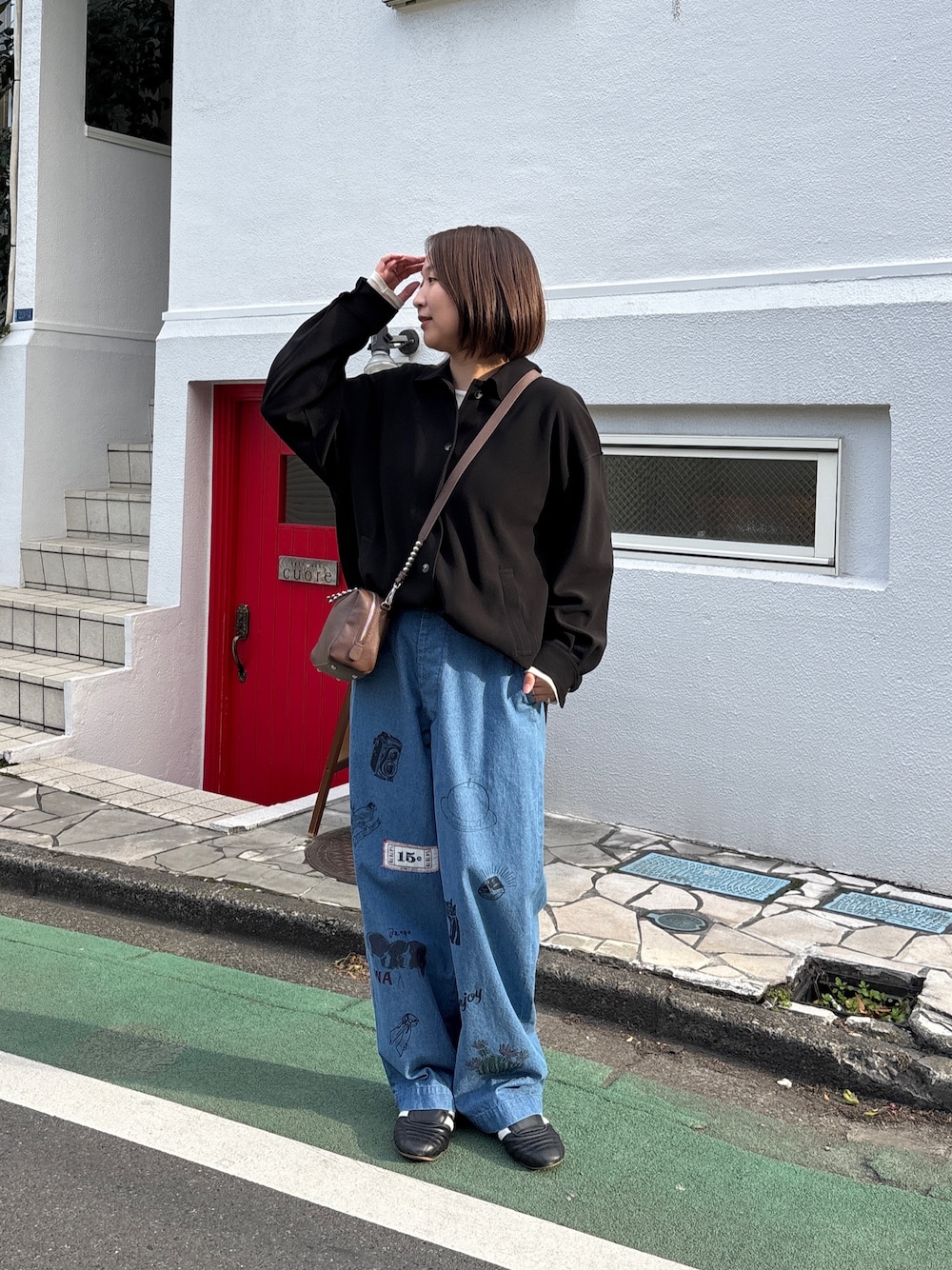 ブラック系のその他アウター、ブルー系のその他パンツ、ブラウン系のショルダーバッグを着用したレディースの冬コーディネートの1枚目の写真