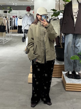 「ITEMS URBANRESEARCH(アイテムズ アーバンリサーチ)の『防風/撥水』ナイロンスタンドネックミリタリーブルゾン(ブルゾン、グリーン系)」を使った、Yuiさん(レディース・160cm)の秋コーディネート