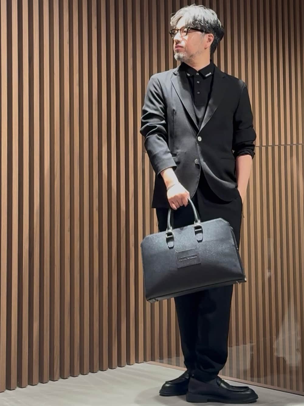 「EMPORIO ARMANI、EMPORIO ARMANI 六本木ヒルズ店、エンポリオアルマーニ、EA Roppongi、ARMANI、アルマーニ、スーツ、スーツスタイル、スーツコーデ、カジュアルスーツ、オフィスカジュアル、オフィススタイル、ポロシャツ、ポロシャツコーデ、セットアップ」｜「EMPORIO ARMANIの【エンポリオ アルマーニ】Icon シングルブレストジャケット クレープジャージー ピケ風マイクロテクスチャー（テーラードジャケット、ブラック系）」を使った、じゅんちゃんさん（メンズ・176cm）の夏コーディネートの1枚目の写真