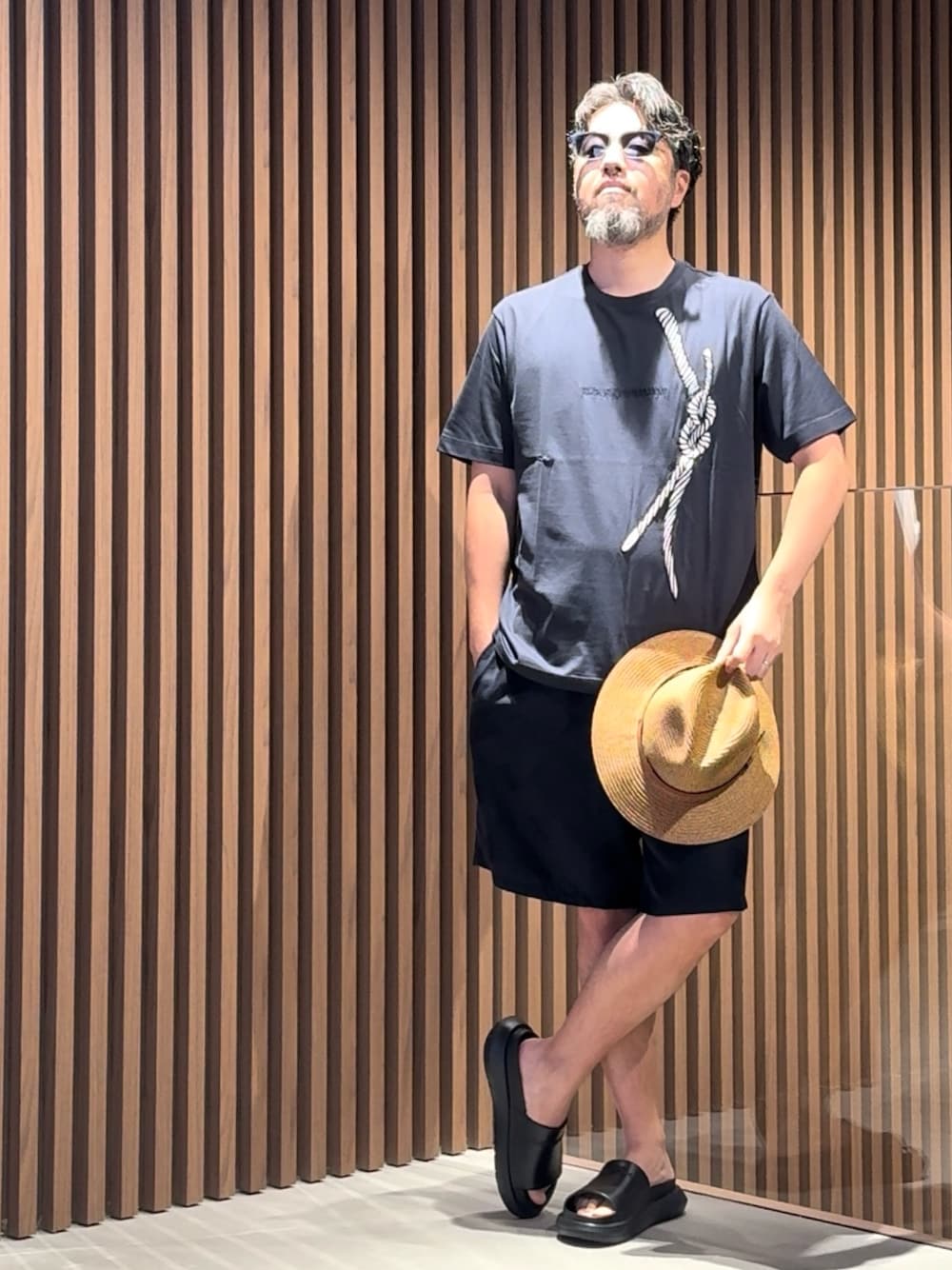 「EMPORIO ARMANI、エンポリオアルマーニ、EMPORIO ARMANI 六本木ヒルズ店、EA Roppongi、アルマーニ、フェススタイル、麦わら帽子、ハット、ショートパンツ、バミューダパンツ、サンダル、夏コーデ、シンプルスタイル、大人コーデ、休日スタイル」｜「EMPORIO ARMANIの【EMPORIO ARMANI/エンポリオアルマーニ】スクエア サングラス EA4150F 547480（サングラス、ブラック系）」を使った、じゅんちゃんさん（メンズ・176cm）の夏コーディネートの1枚目の写真