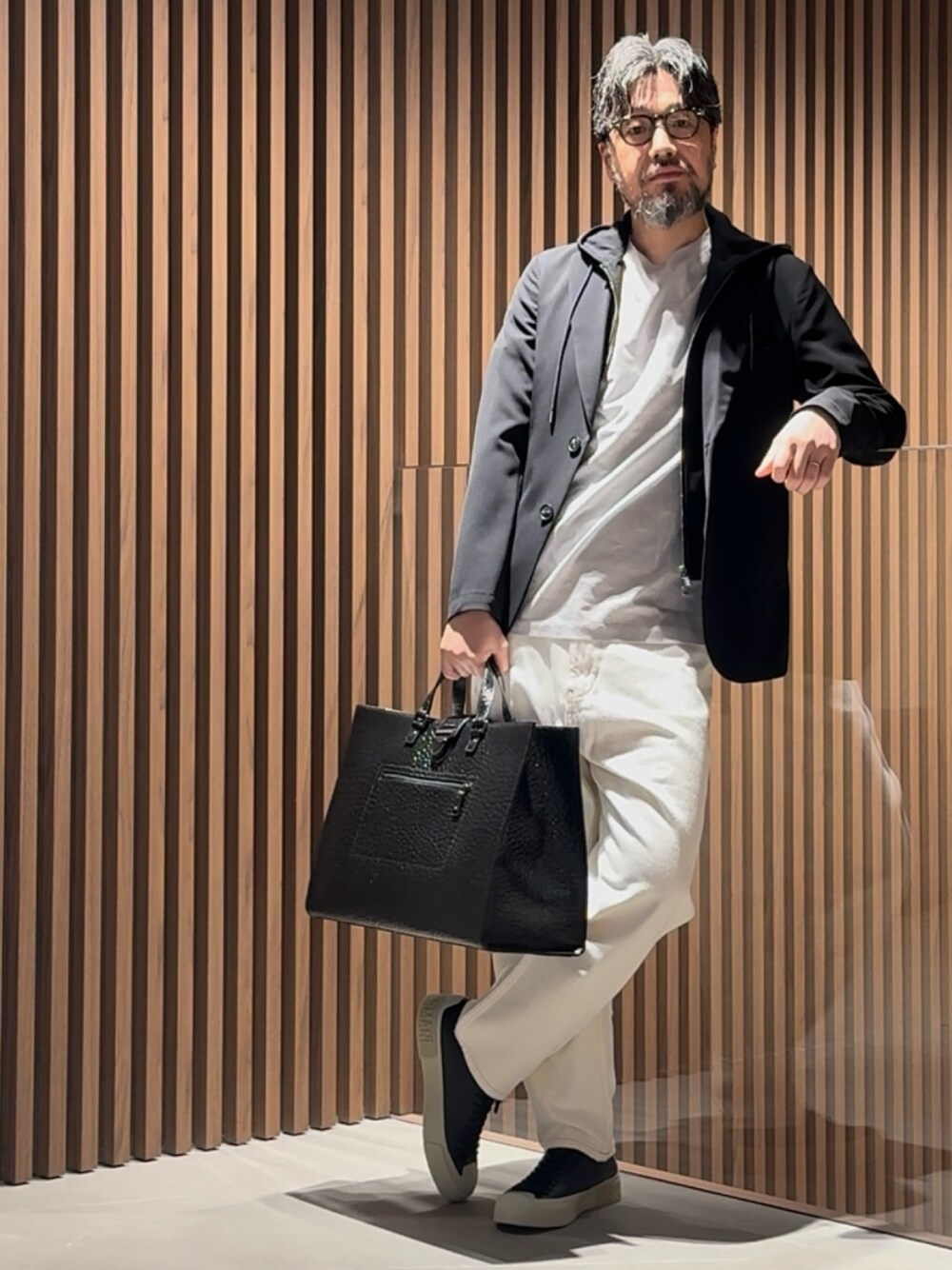 ブラック系のスニーカー、ホワイト系のデニムパンツ、グレー系のTシャツ/カットソーを着用したメンズの夏コーディネートの1枚目の写真