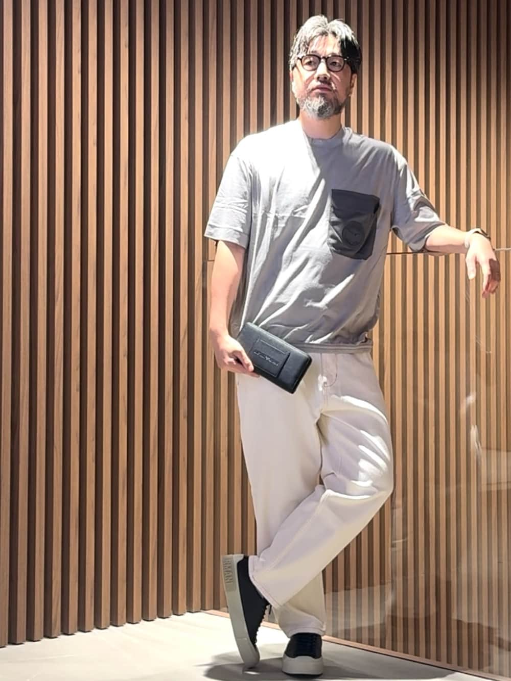 「EMPORIO ARMANI、エンポリオアルマーニ、EMPORIO ARMANI 六本木ヒルズ店、EA Roppongi、ARMANI、アルマーニ、モノトーン、きれいめカジュアル、デートコーデ、スニーカー、シンプルスタイル、大人コーデ、大人カジュアル、ビッグシルエット、カジュアル」｜「EMPORIO ARMANIの【エンポリオ アルマーニ】ASV オーバーサイズTシャツ リヨセル混紡ジャージー ロゴポケット（Tシャツ/カットソー、グレー系）」を使った、じゅんちゃんさん（メンズ・176cm）の夏コーディネートの1枚目の写真