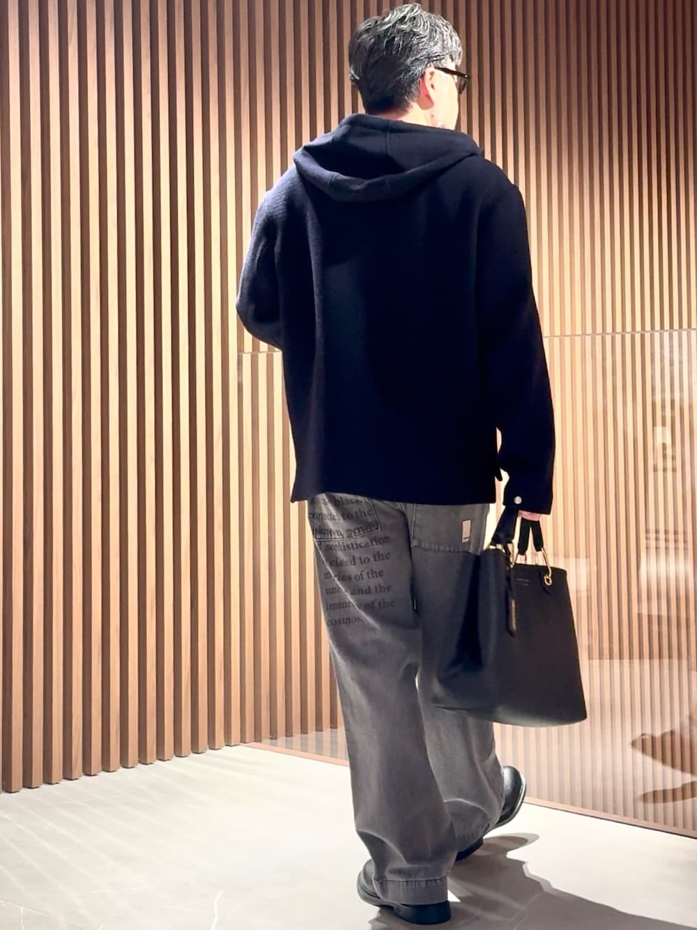 「EMPORIO ARMANI、エンポリオアルマーニ、EMPORIO ARMANI 六本木ヒルズ店、EA Roppongi、アルマーニ、冬アウター、大人カジュアル、メンズコーデ、カジュアルコーデ、大人コーデ、シンプルスタイル、休日コーデ、冬のコーデ、おでかけコーデ、ショルダーバッグ」｜「EMPORIO ARMANIの【エンポリオ アルマーニ】フード付きジップアップブルゾン チャンキーウール ヘリンボーン レリーフパターン（ブルゾン、ブルー系）」を使った、じゅんちゃんさん（メンズ・176cm）の冬コーディネートの1枚目の写真