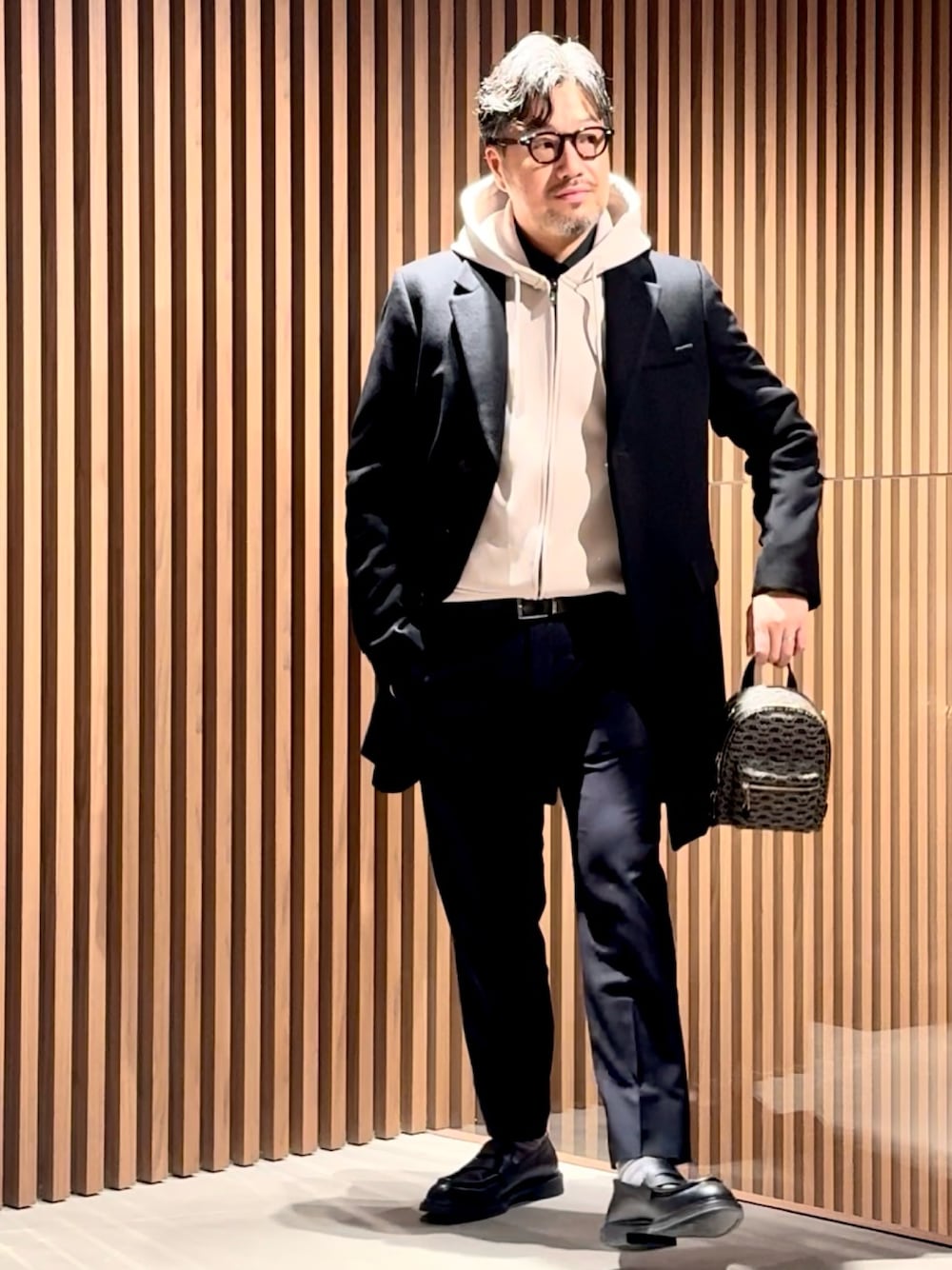 「EMPORIO ARMANI、エンポリオアルマーニ、EMPORIO ARMANI 六本木ヒルズ店、EA Roppongi、アルマーニ、きれいめカジュアル、コート、オフィスカジュアル、ロングコート、お出かけコーデ、休日スタイル、パーカー、パーカーコーデ、オトナカジュアル、イケオジコーデ」｜「EMPORIO ARMANIの【エンポリオ アルマーニ】フード付きジップアップ スウェットシャツ リヨセル混紡ジャージー（スウェット、ベージュ系）」を使った、じゅんちゃんさん（メンズ・176cm）の冬コーディネートの1枚目の写真