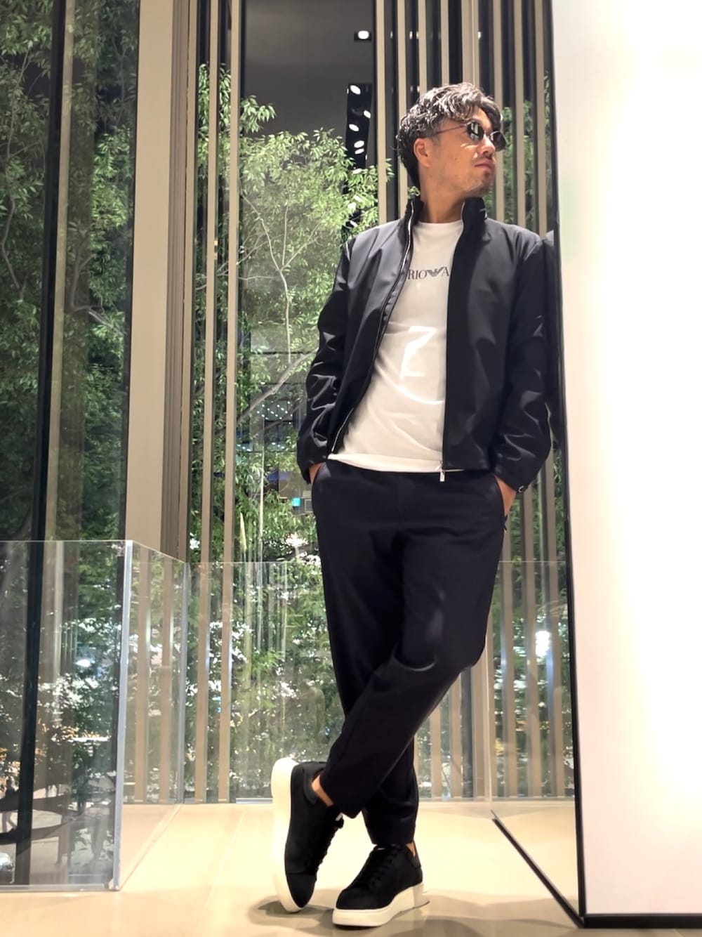 「EMPORIO ARMANI、エンポリオアルマーニ、みんなの白Tフェス、ロゴT、シンプルコーデ、お出かけコーデ、カジュアルコーデ、シンプル、オトナカジュアル、スニーカーコーデ、秋コーデ、スラックス、大人カジュアル、シンプルスタイル、きれいめコーディネート」｜「💬EMPORIO ARMANI表参道店・公式LINEはこちらのアイテム（その他、その他）」を使った、じゅんちゃんさん（メンズ・176cm）の夏コーディネートの1枚目の写真