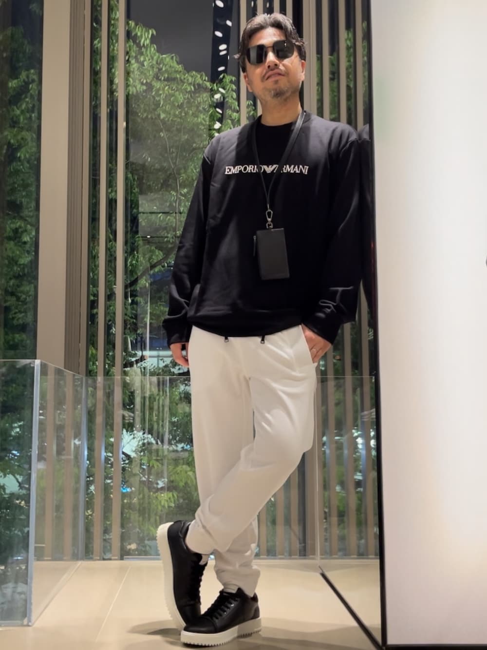 「EMPORIO ARMANI、エンポリオアルマーニ、ブラック×ホワイト、ロゴスウェット、パスケース、ネックストラップ、シンプルコーデ、腕時計、ブレスレット、シルバーアクセサリー、休日スタイル、お出かけコーデ、カジュアル、大人コーデ、スウェット」｜「EMPORIO ARMANIの【エンポリオ アルマーニ】スニーカー スエード＆マイクロパーフォレーションレザー製（スニーカー、ホワイト系）」を使った、じゅんちゃんさん（メンズ・176cm）の春コーディネートの1枚目の写真
