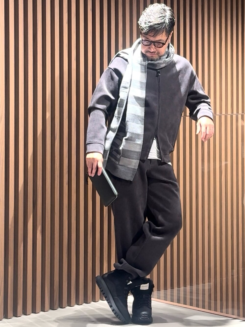 「EMPORIO ARMANI、エンポリオアルマーニ、EMPORIO ARMANI 六本木ヒルズ店、EA Roppongi、アルマーニ、セットアップ、コーデュロイ、マフラー、財布、休日スタイル、ニット、オトナカジュアル、ロンT、大人コーデ、ラフコーデ」｜「EMPORIO ARMANIの【エンポリオ アルマーニ】ストライプスカーフ モダール混紡 オーバーサイズロゴ（マフラー、グレー系）」を使った、じゅんちゃんさん（メンズ・176cm）の秋コーディネートの1枚目の写真