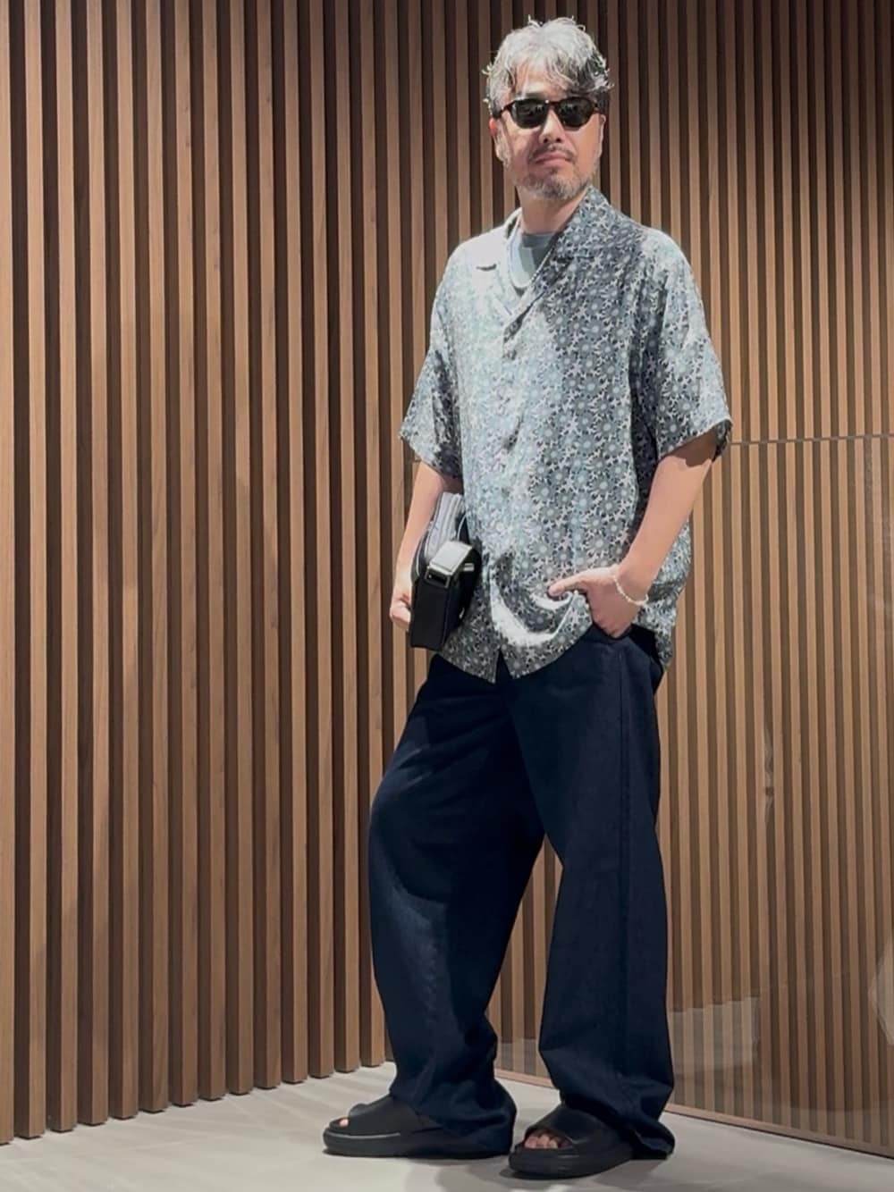 「EMPORIO ARMANI、EMPORIO ARMANI 六本木ヒルズ店、エンポリオアルマーニ、Armani、アルマーニ、シャツスタイル、シャツコーデ、リラックススタイル、大人カジュアル、お出かけコーデ、おでかけコーデ、オトナカジュアル、大人コーデ、イケオジコーデ、ショルダーバッグ」｜「EMPORIO ARMANIのEGS3176040（ネックレス、シルバー系）」を使った、じゅんちゃんさん（メンズ・176cm）の春コーディネートの1枚目の写真