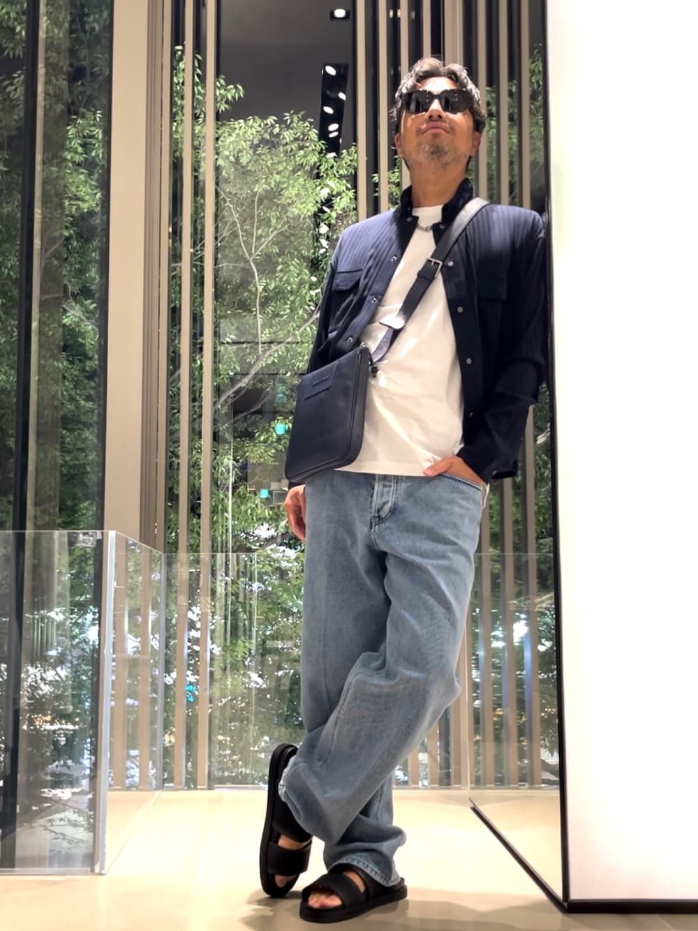 「EMPORIO ARMANI、エンポリオアルマーニ、お出かけコーデ、ワイドパンツ、ラフコーデ、メンズコーデ、きれいめカジュアル、サンダル、シンプルコーデ、カジュアル、カーディガン、シャツスタイル、シャツアウター、薄手アウター、秋コーデ」｜「💬EMPORIO ARMANI表参道店・公式LINEはこちらのアイテム（その他、その他）」を使った、じゅんちゃんさん（メンズ・176cm）の夏コーディネートの1枚目の写真