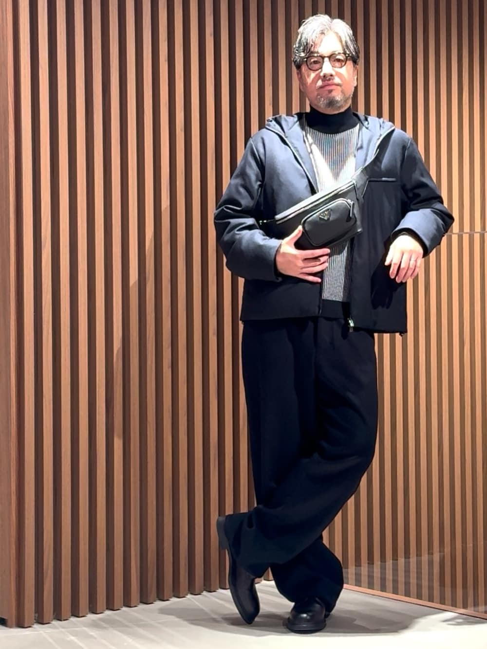 「EMPORIO ARMANI、エンポリオアルマーニ、EMPORIO ARMANI 六本木ヒルズ店、EA Roppongi、アルマーニ、ボディバッグ、クロスボディバッグ、オトナカジュアル、きれいめカジュアル、お出かけコーデ、大人カジュアル、ショルダーバッグ、休日スタイル、シンプル、マウンテンパーカー」｜「EMPORIO ARMANIの【エンポリオ アルマーニ】モックネックセーター ピュアバージンウール ジャカードマイクロパターン（ニット/セーター、ブルー系）」を使った、じゅんちゃんさん（メンズ・176cm）の冬コーディネートの1枚目の写真