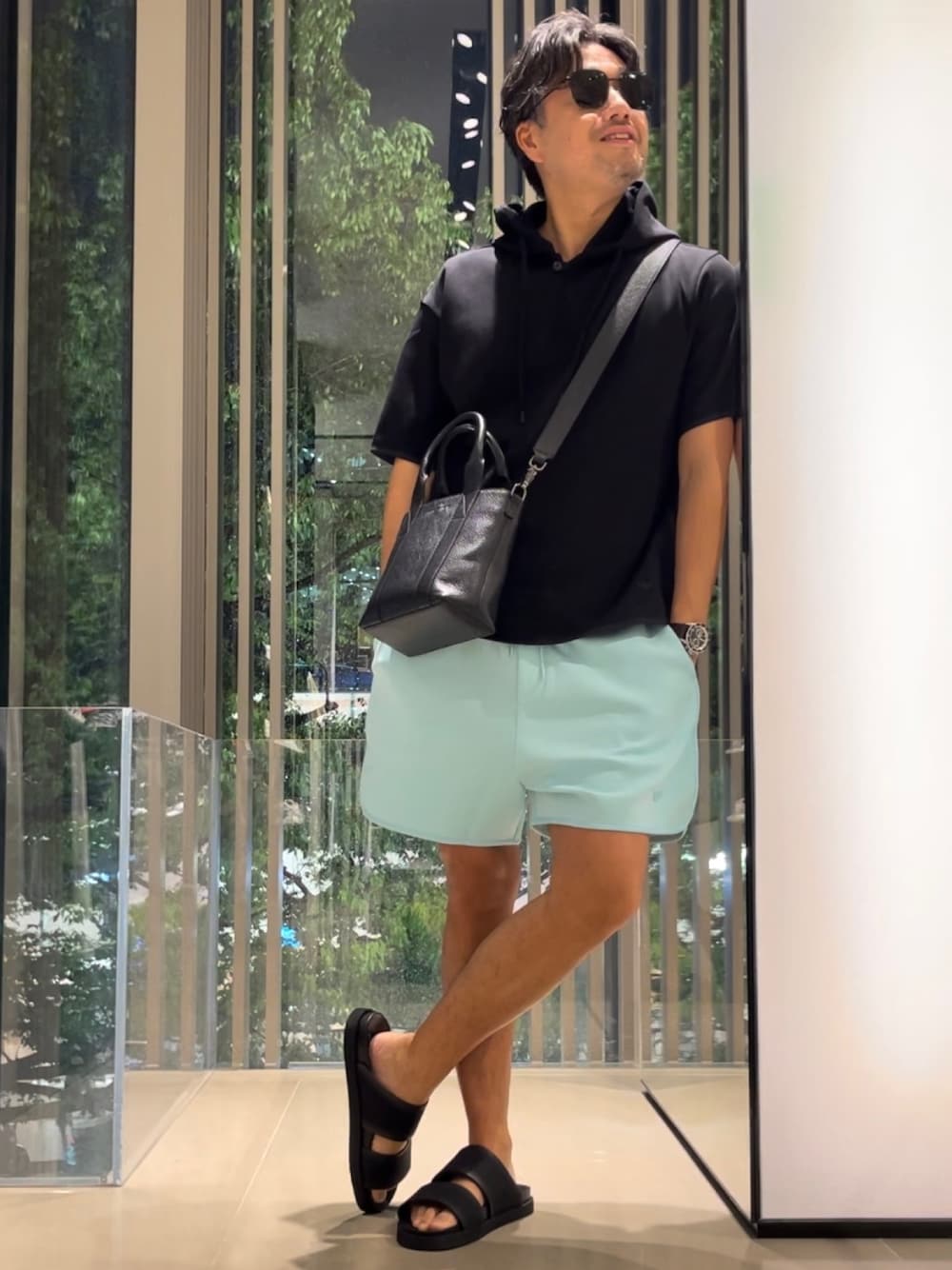 「EMPORIO ARMANI、エンポリオアルマーニ、サマースタイル、サマーコーデ、半袖パーカー、ショートパンツ、ハーフパンツ、トートバッグ、ミニトート、サンダル、休日スタイル、シンプルコーデ、カジュアルコーデ、夏コーデ、オトナカジュアル」｜「EMPORIO ARMANIのAR11486（アナログ腕時計、ブラウン系）」を使った、じゅんちゃんさん（メンズ・176cm）の夏コーディネートの1枚目の写真