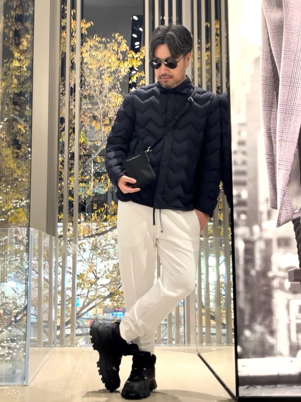 ホワイト系のスウェットパンツ、ブラック系のスニーカー、ブルー系のダウンジャケット/コートを着用したメンズの冬コーディネートの1枚目の写真