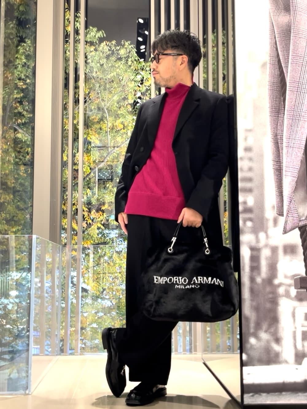 「EMPORIO ARMANI、エンポリオアルマーニ、コート、チェスターコート、カシミヤ、タートルネック、ハイネック、ワイドパンツ、ロゴトート、ハンドバッグ、ファーバッグ、ベルト、ピンク、トートバッグ、オトナカジュアル」｜「EMPORIO ARMANIのアイテム（ニット/セーター、ピンク系）」を使った、じゅんちゃんさん（メンズ・176cm）の秋コーディネートの1枚目の写真