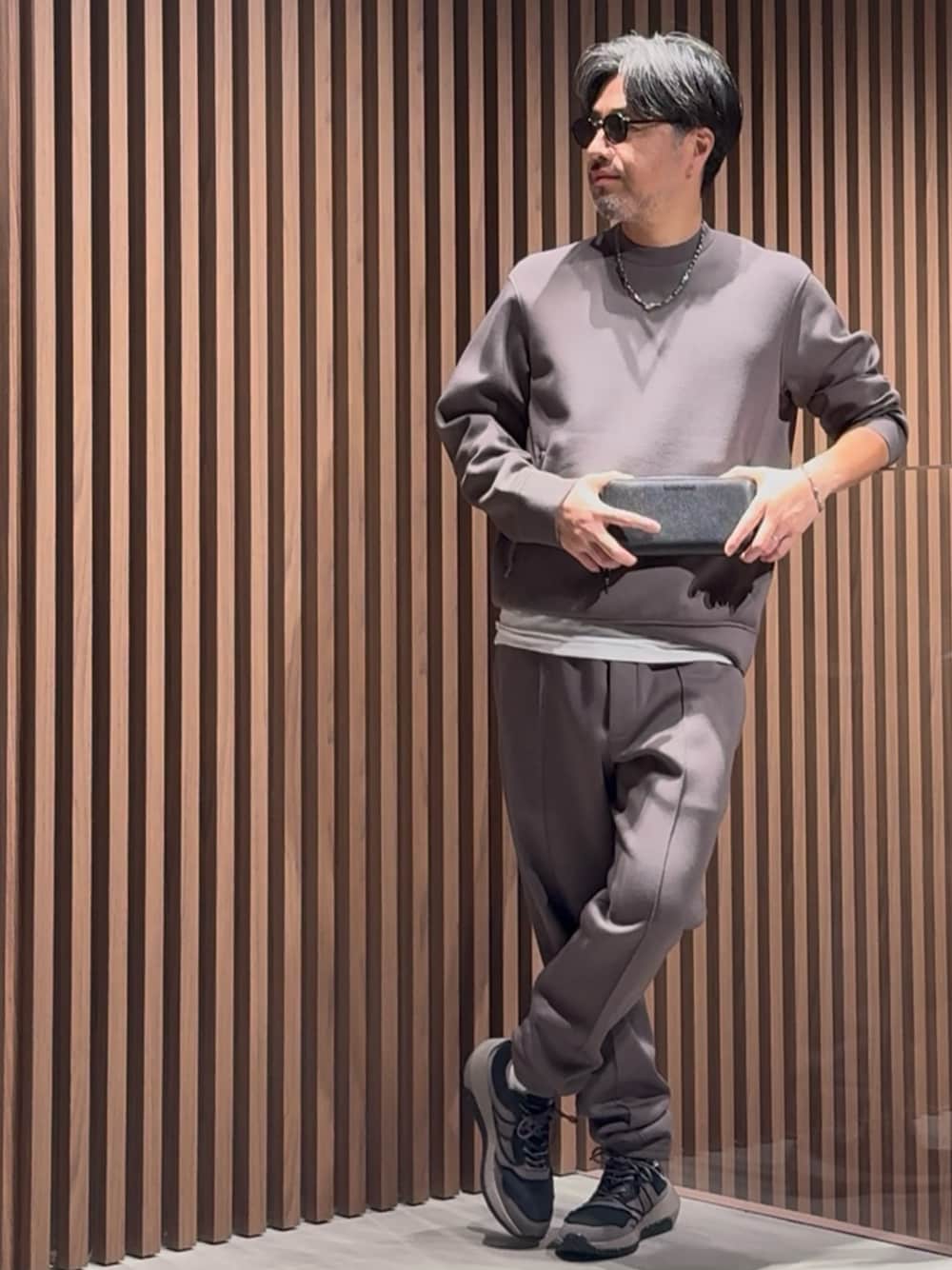 ブラウン系のスウェット、ホワイト系のTシャツ/カットソー、ブラウン系のその他パンツを着用したメンズの秋コーディネートの1枚目の写真