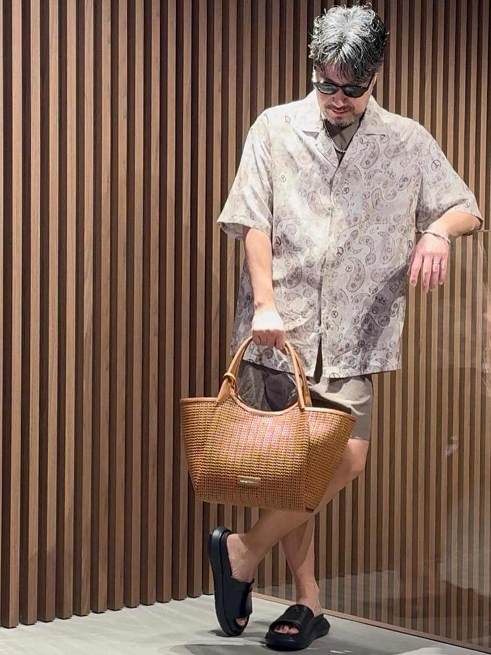 「EMPORIO ARMANI、EMPORIO ARMANI 六本木ヒルズ店、ARMANI、エンポリオアルマーニ、アルマーニ、大人カジュアル、大人コーデ、オトナカジュアル、開襟シャツ、半袖シャツ、半袖シャツコーデ、柄シャツ、かごバッグ、トートバッグ、レイヤードスタイル」｜「EMPORIO ARMANIの【EMPORIO ARMANI/エンポリオアルマーニ】ラウンド サングラス EA4138F 504287（サングラス、ブラック系）」を使った、じゅんちゃんさん（メンズ・176cm）の春コーディネートの1枚目の写真