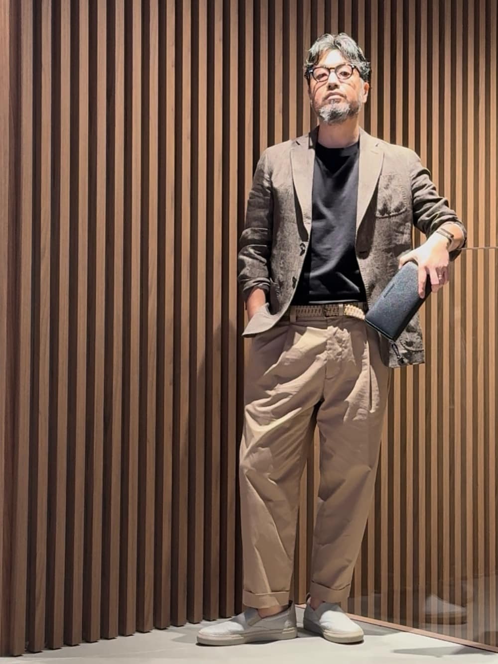 「EMPORIO ARMANI、エンポリオアルマーニ、EMPORIO ARMANI 六本木ヒルズ店、EA Roppongi、アルマーニ、ブラウン、ブラウンコーデ、麻、きれいめカジュアル、シンプル、休日スタイル、オトナカジュアル、キレイめカジュアル、夏コーデ、ジャケット」｜「EMPORIO ARMANIの【エンポリオ アルマーニ】シングルブレストジャケット フェードリネン製 クレープテクスチャー（テーラードジャケット、ブラウン系）」を使った、じゅんちゃんさん（メンズ・176cm）の夏コーディネートの1枚目の写真