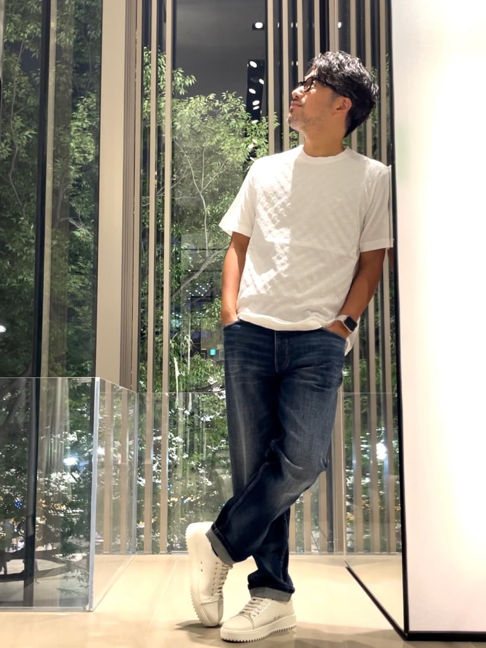 「EMPORIO ARMANI、エンポリオアルマーニ、白Tシャツ、デニム、ジーンズ、デニム×Tシャツ、ワンポイント、シンプル、秋服準備はじめました、休日スタイル、きれいめカジュアル、大人カジュアル、カジュアル、カジュアルコーデ、大人コーデ」｜「EMPORIO ARMANIの【エンポリオ アルマーニ】Tシャツ ジャカードジャージー製 オプアートモチーフ（Tシャツ/カットソー、ホワイト系）」を使った、じゅんちゃんさん（メンズ・176cm）の夏コーディネートの1枚目の写真
