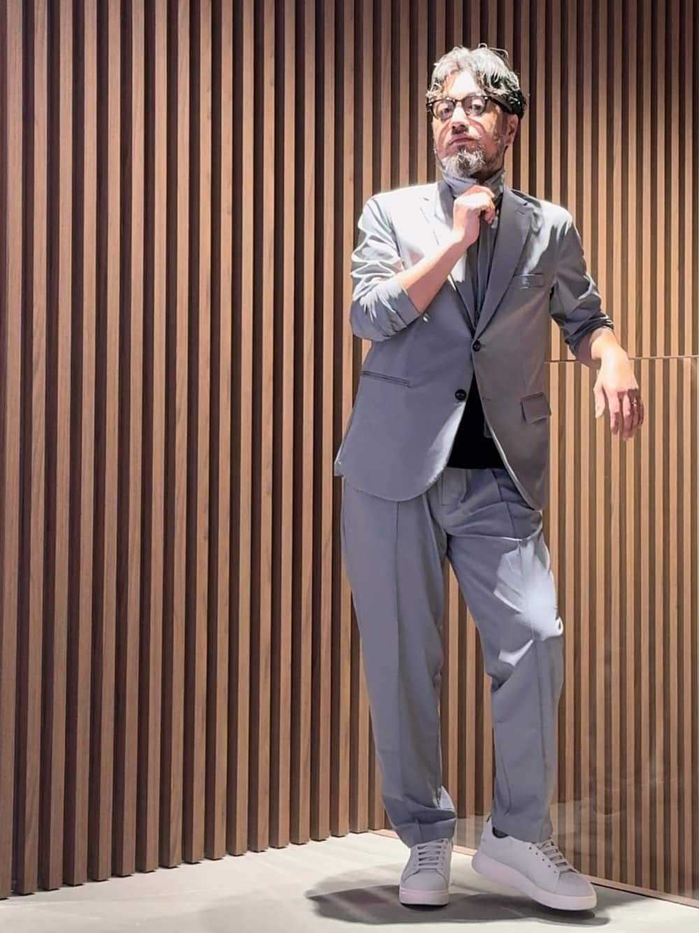 「EMPORIO ARMANI、エンポリオアルマーニ、EMPORIO ARMANI 六本木ヒルズ店、EA Roppongi、アルマーニ、スーツスタイル、セットアップ、オフィスカジュアル、カジュアルスーツ、スーツ、きれいめカジュアル、ビジネスカジュアル、オトナカジュアル、大人カジュアル、ラクチンコーデ」｜「EMPORIO ARMANIの【エンポリオ アルマーニ】トラベルエッセンシャル ジャケット ビスコース混紡ジャージー（テーラードジャケット、グレー系）」を使った、じゅんちゃんさん（メンズ・176cm）の夏コーディネートの1枚目の写真