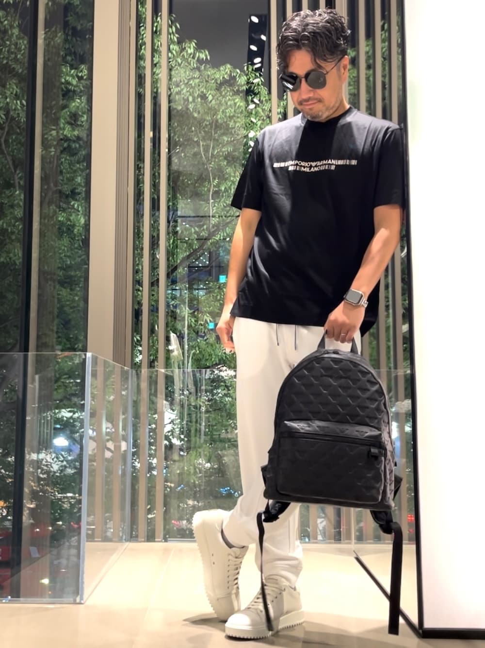 「EMPORIO ARMANI、エンポリオアルマーニ、ブラック×ホワイト、シンプル、カジュアル、ロゴT、スウェットパンツ、バックパック、リュック、ロゴ、シンプルコーデ、休日スタイル、大人カジュアル、おでかけコーデ、リラックススタイル」｜「EMPORIO ARMANIの【エンポリオ アルマーニ】ジョガーパンツ モダール混紡スウェット素材（スウェットパンツ、ホワイト系）」を使った、じゅんちゃんさん（メンズ・176cm）の夏コーディネートの1枚目の写真