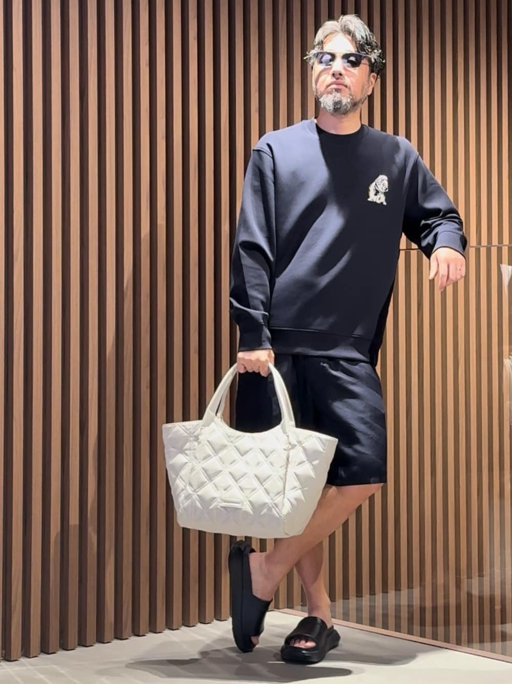 「EMPORIO ARMANI、エンポリオアルマーニ、EMPORIO ARMANI 六本木ヒルズ店、EA Roppongi、スウェット、トレーナー、ジャージ、動物モチーフ、ブルドッグ、休日スタイル、きれいめカジュアル、サンダル、トートバッグ、カジュアルコーデ、オトナカジュアル」｜「EMPORIO ARMANIの【EMPORIO ARMANI/エンポリオアルマーニ】スクエア サングラス EA4150F 547480（サングラス、ブラック系）」を使った、じゅんちゃんさん（メンズ・176cm）の夏コーディネートの1枚目の写真