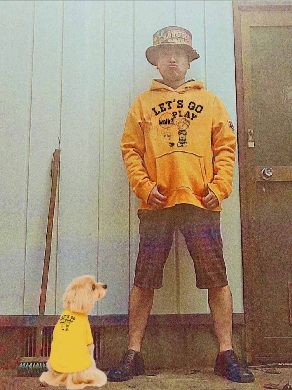 オレンジ系のパーカー、ブルー系のTシャツ/カットソー、ホワイト系のトートバッグを着用したメンズの秋コーディネートの1枚目の写真