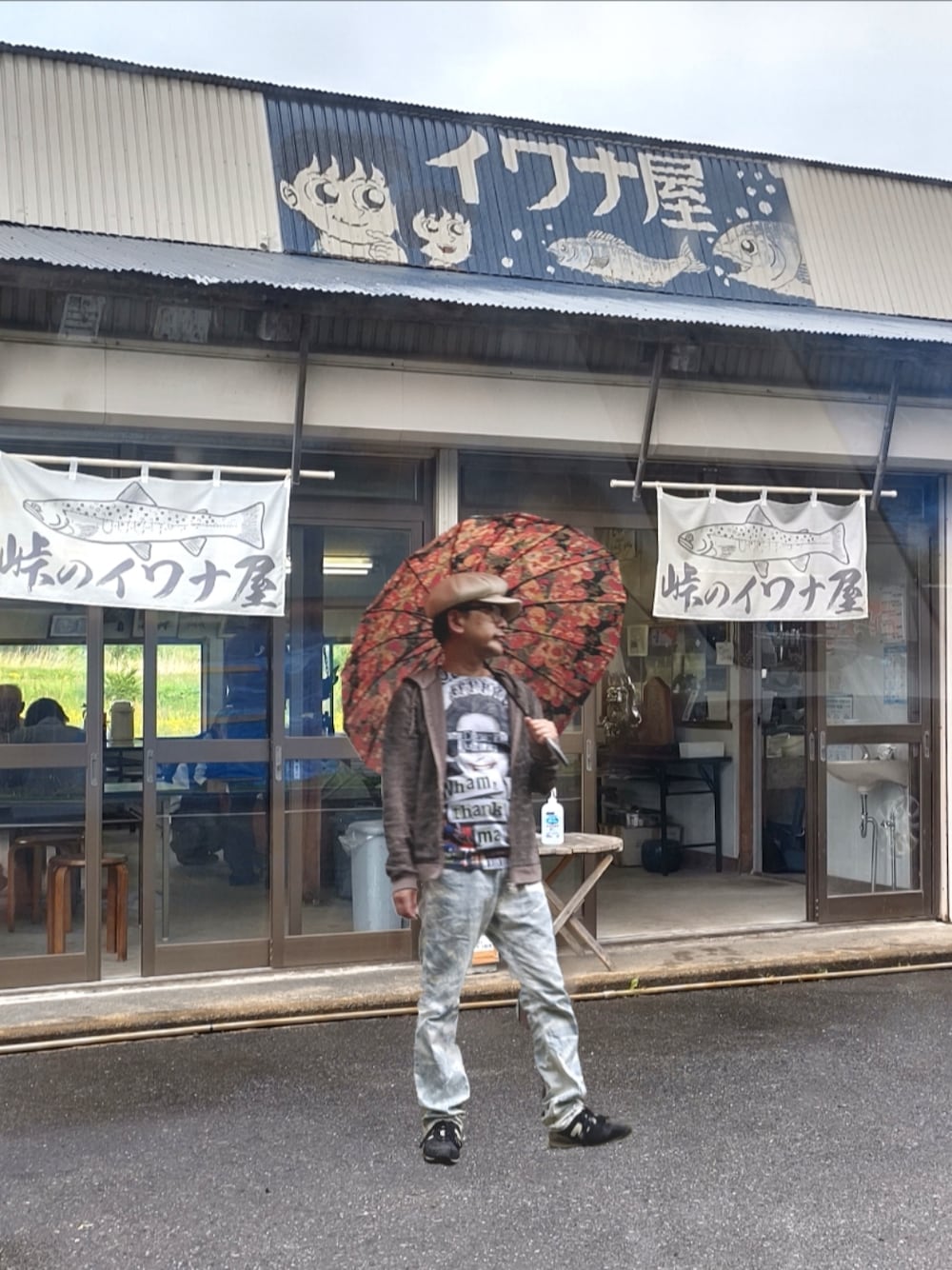 ホワイト系のTシャツ/カットソー、ベージュ系のパーカー、ブルー系のデニムパンツを着用したメンズの春コーディネートの1枚目の写真