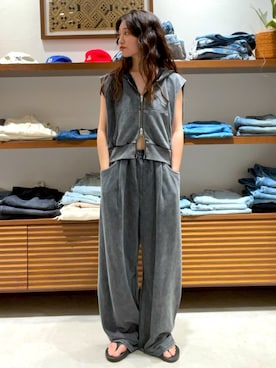 「アイテム（スウェットパンツ）」を使った、井上愛さん（レディース・160cm）の夏コーディネート