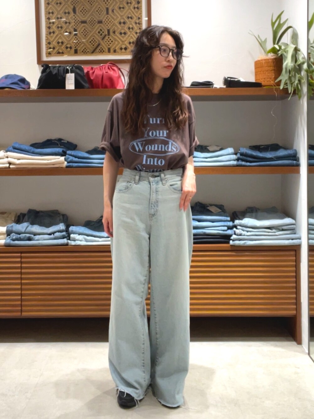 ブラウン系のTシャツ/カットソー、ブルー系のデニムパンツを着用したレディースの夏コーディネートの1枚目の写真