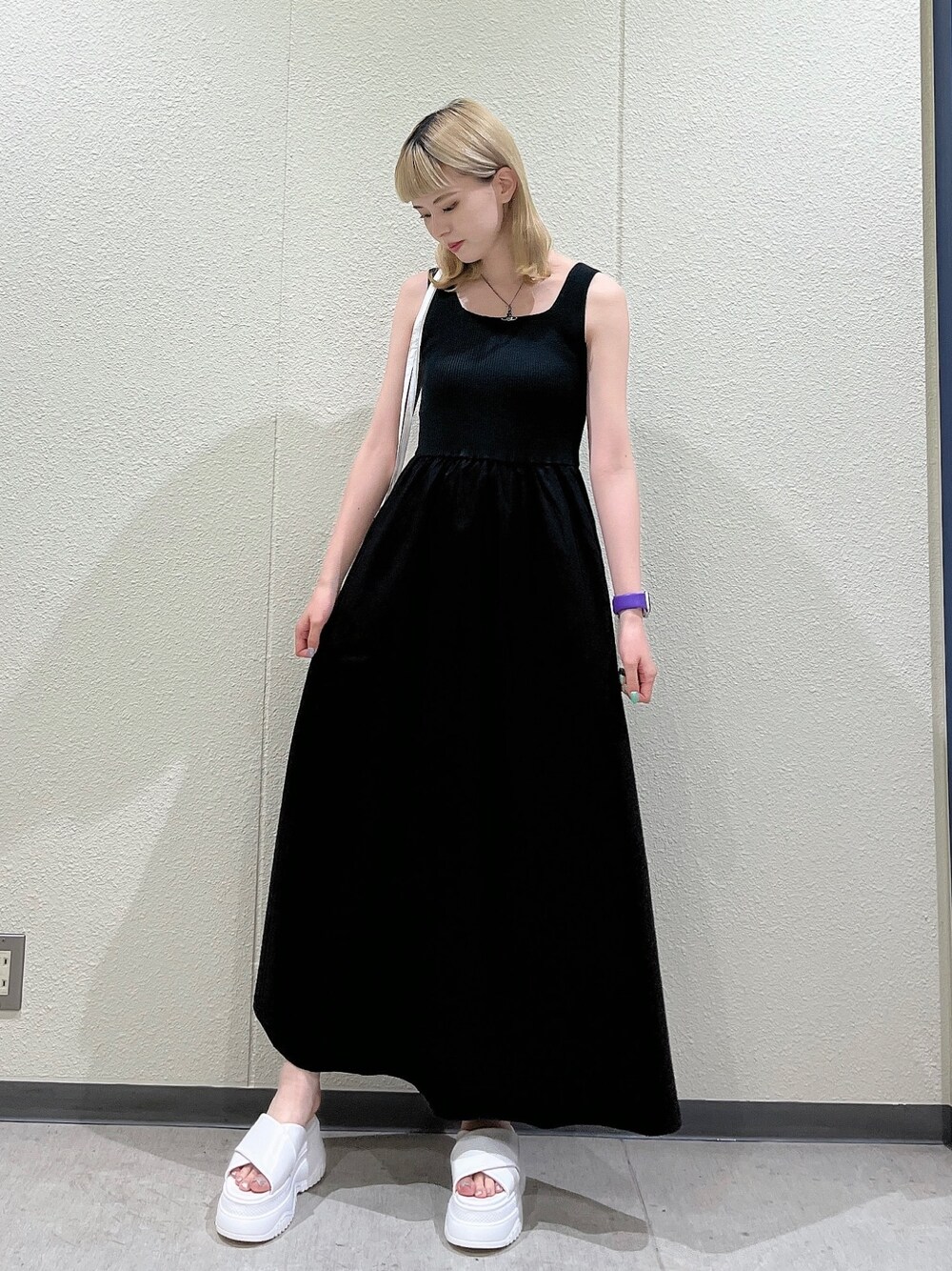 ブラック系のワンピース、ホワイト系のサンダル、ホワイト系のバックパック/リュックを着用したレディースの夏コーディネートの1枚目の写真
