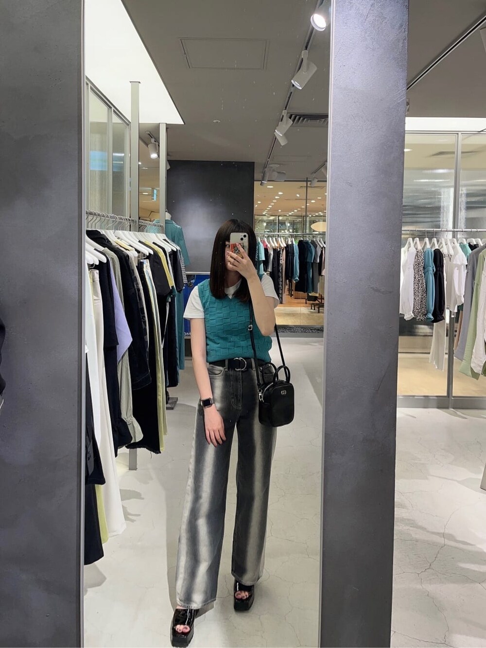 ホワイト系のTシャツ/カットソー、ブラック系のサンダル、ブルー系のタンクトップを着用したレディースの春コーディネートの1枚目の写真