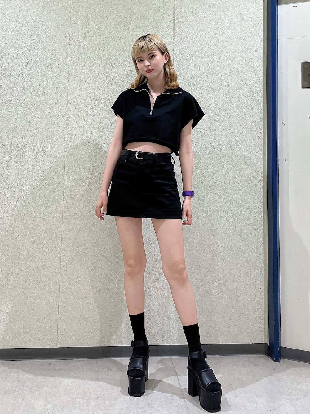 ブラック系のTシャツ/カットソー、ブラック系のスカート、ブラック系のサンダルを着用したレディースの夏コーディネートの1枚目の写真