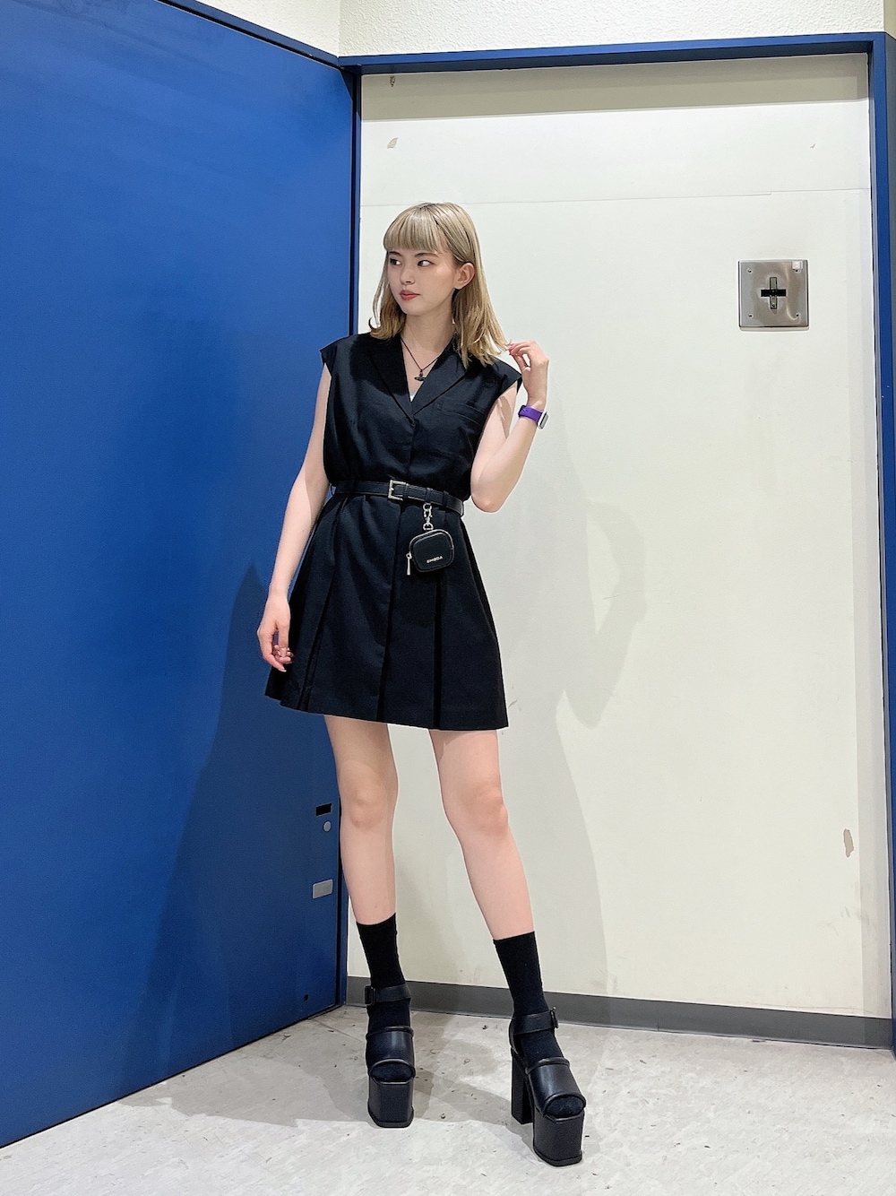 ブラック系のワンピース、ブラック系のサンダル、ブラック系のベルトを着用したレディースの春コーディネートの1枚目の写真