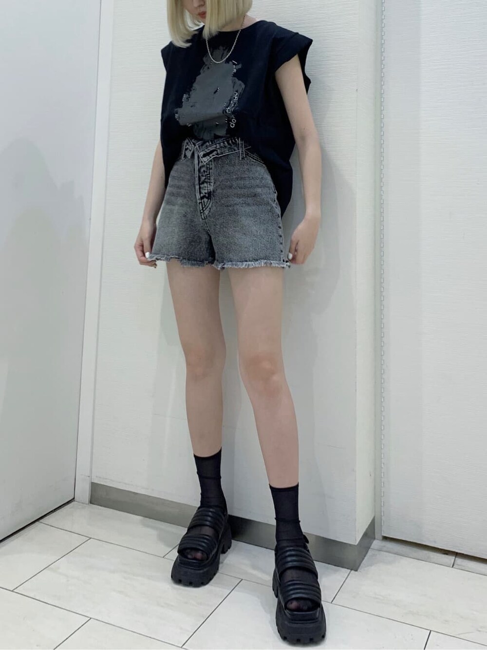 ブラック系のデニムパンツ、ブラック系のTシャツ/カットソーを着用したレディースの夏コーディネートの1枚目の写真