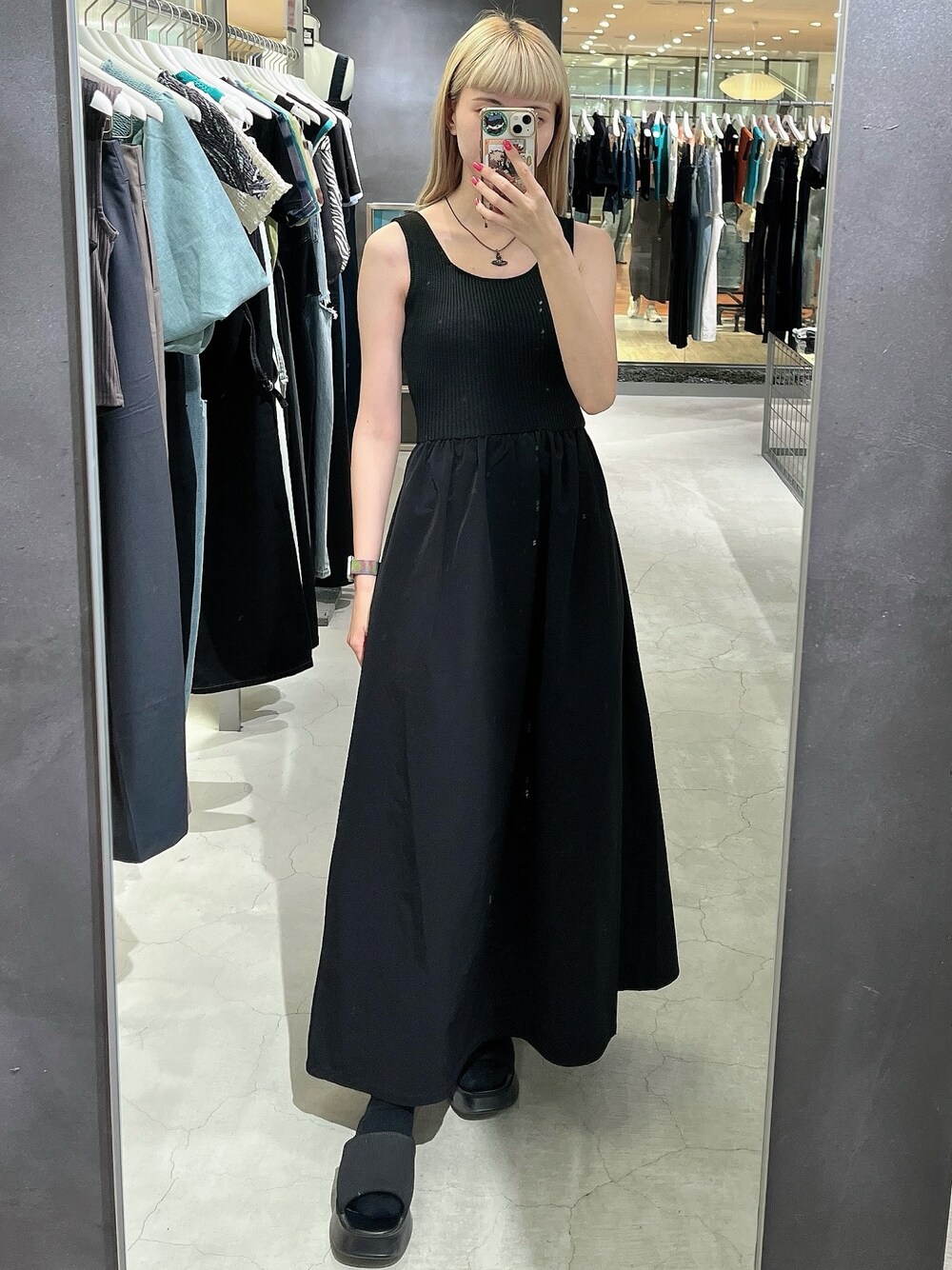 ブラック系のワンピース、ブラック系のサンダルを着用したレディースの夏コーディネートの1枚目の写真