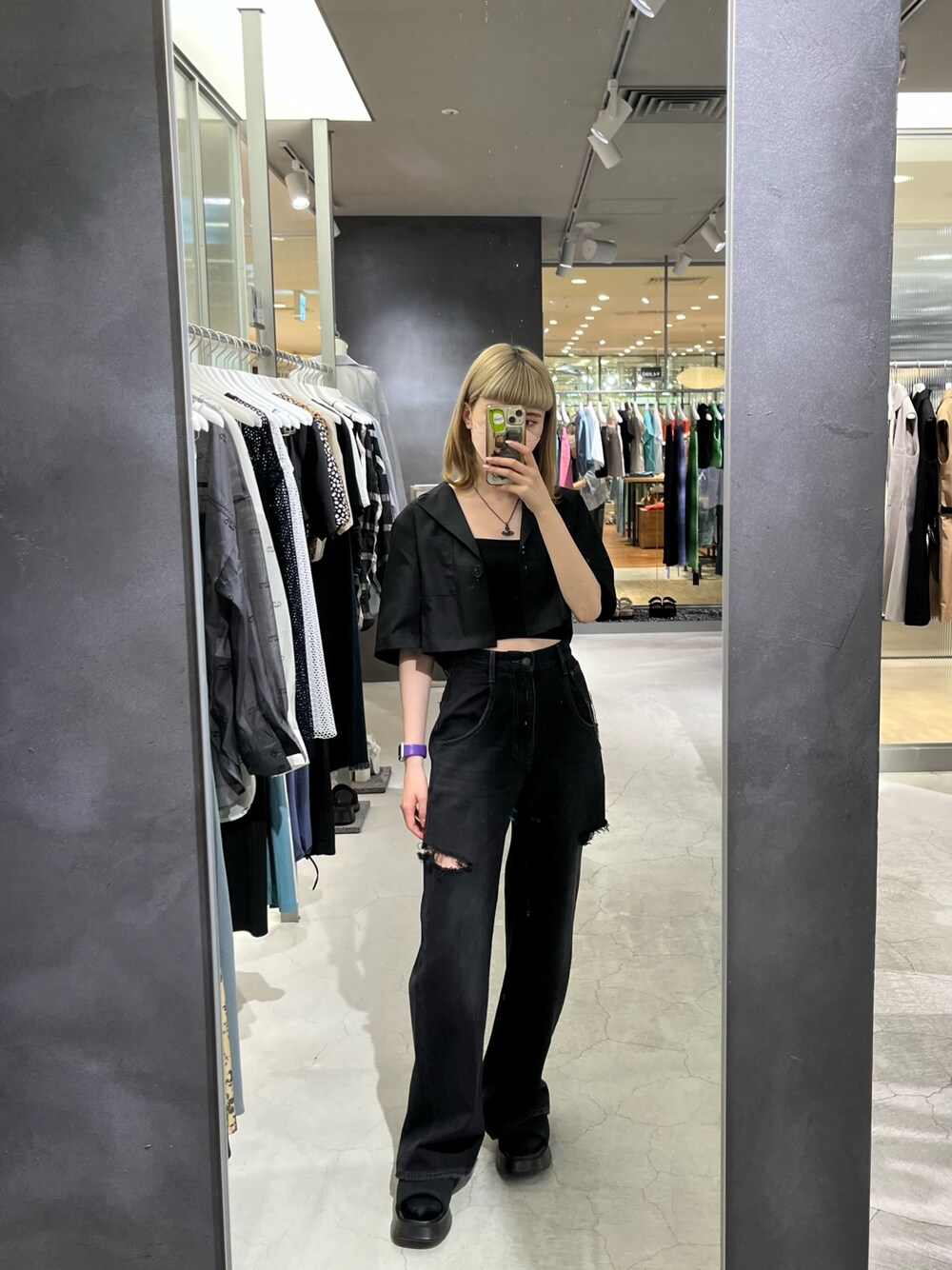 ブラック系のシャツ/ブラウス、ブラック系のデニムパンツ、ブラック系のサンダルを着用したレディースの夏コーディネートの1枚目の写真