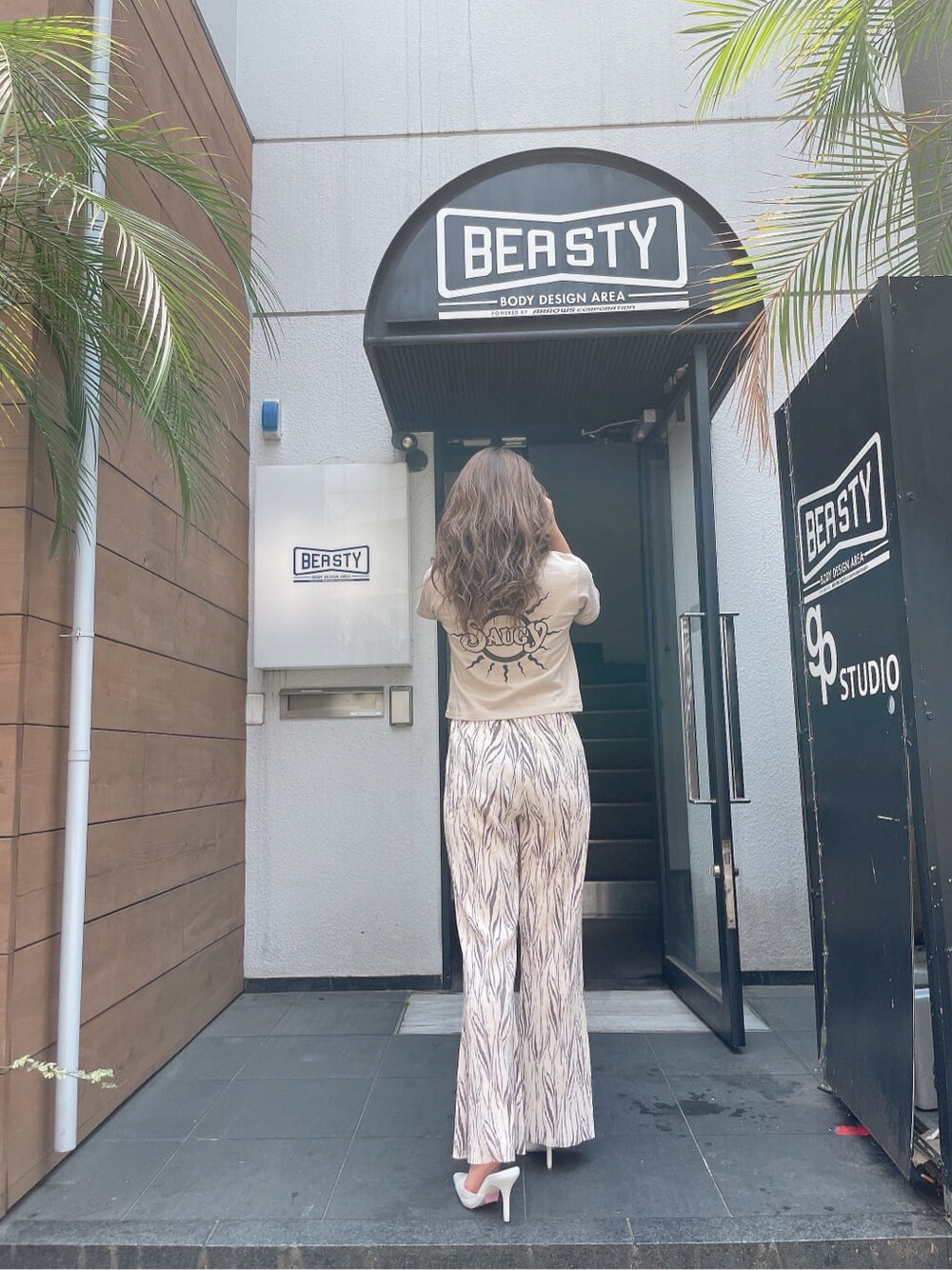 ベージュ系のサンダル、ホワイト系のその他パンツ、ベージュ系のTシャツ/カットソーを着用したレディースの夏コーディネートの1枚目の写真