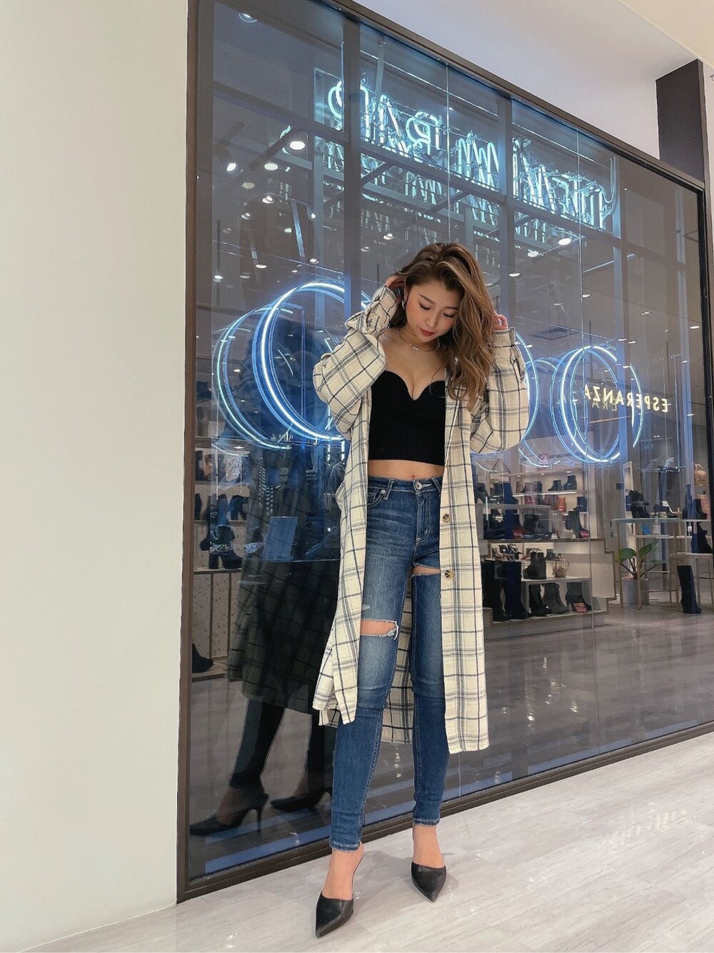 ブラック系のパンプス、ホワイト系のシャツ/ブラウス、ブルー系のデニムパンツを着用したレディースの冬コーディネートの1枚目の写真