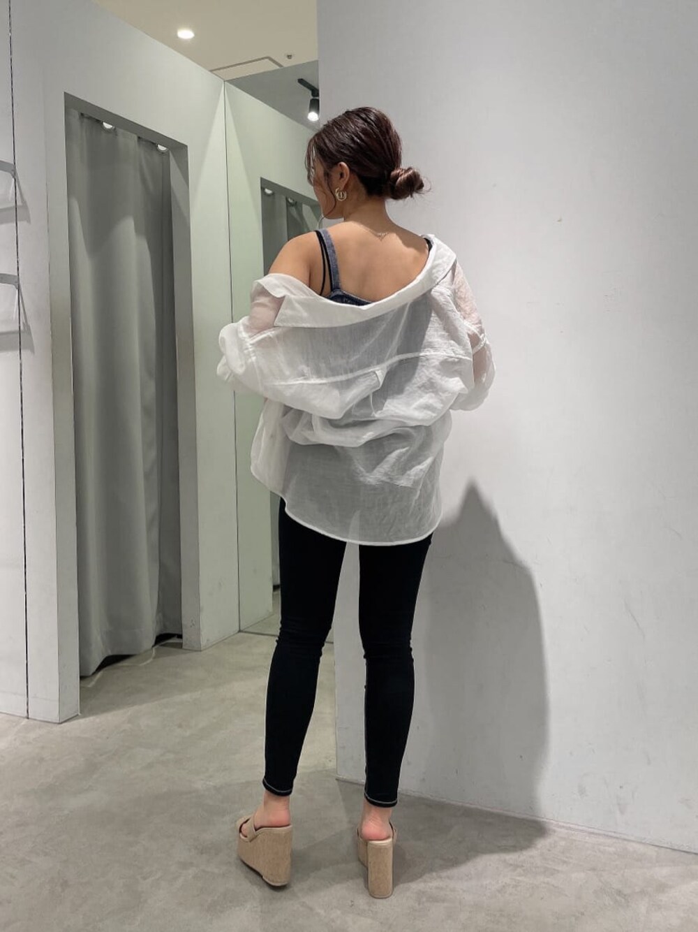ブラック系のキャミソール、ブラック系のデニムパンツ、ホワイト系のシャツ/ブラウスを着用したレディースの春コーディネートの1枚目の写真
