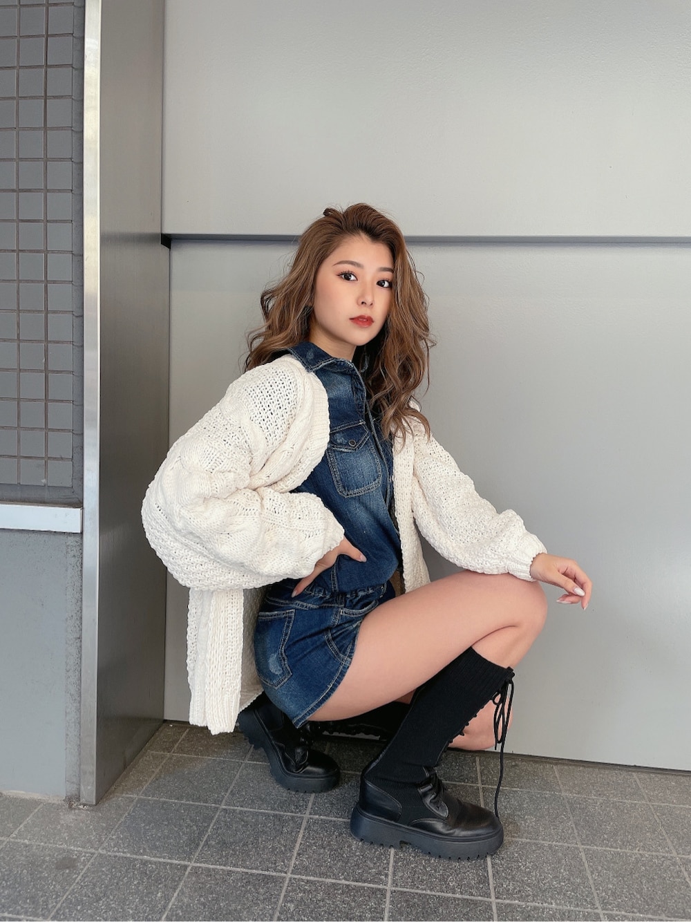 ブルー系のつなぎ/オールインワンを着用したレディースの春コーディネートの1枚目の写真