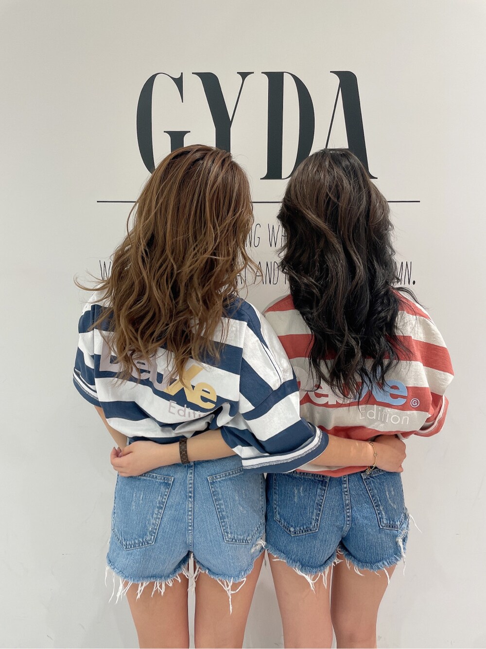 ブルー系のデニムパンツ、その他のTシャツ/カットソーを着用したレディースの春コーディネートの1枚目の写真