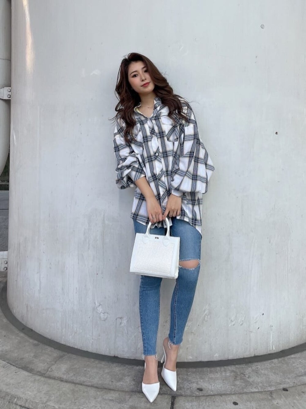 ホワイト系のパンプス、ホワイト系のハンドバッグ、ホワイト系のシャツ/ブラウスを着用したレディースの春コーディネートの1枚目の写真