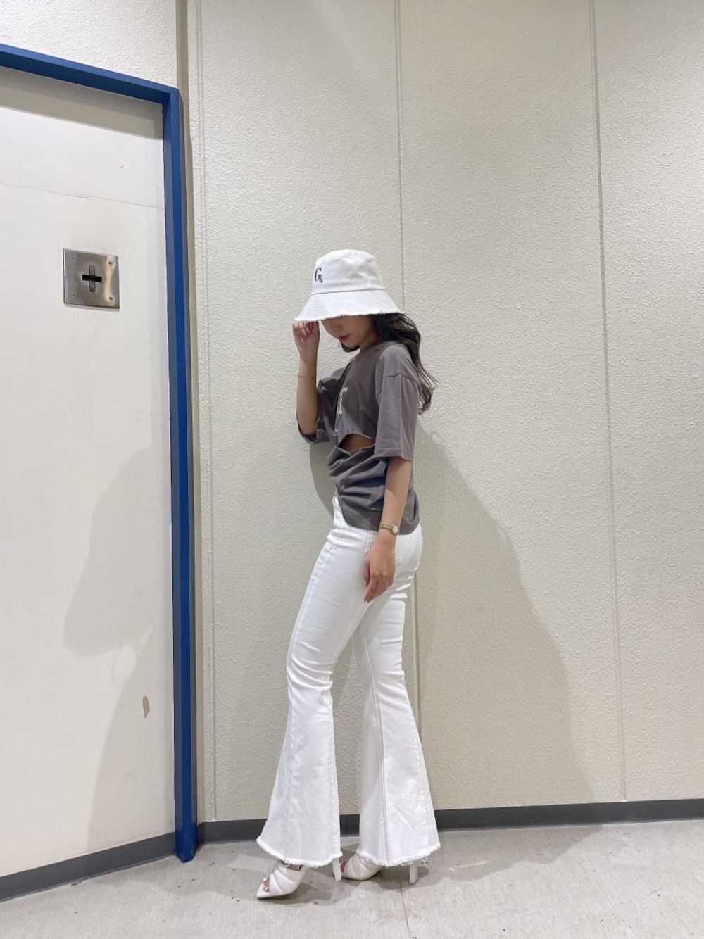 ホワイト系のサンダル、ベージュ系のTシャツ/カットソー、ホワイト系のデニムパンツを着用したレディースの夏コーディネートの1枚目の写真