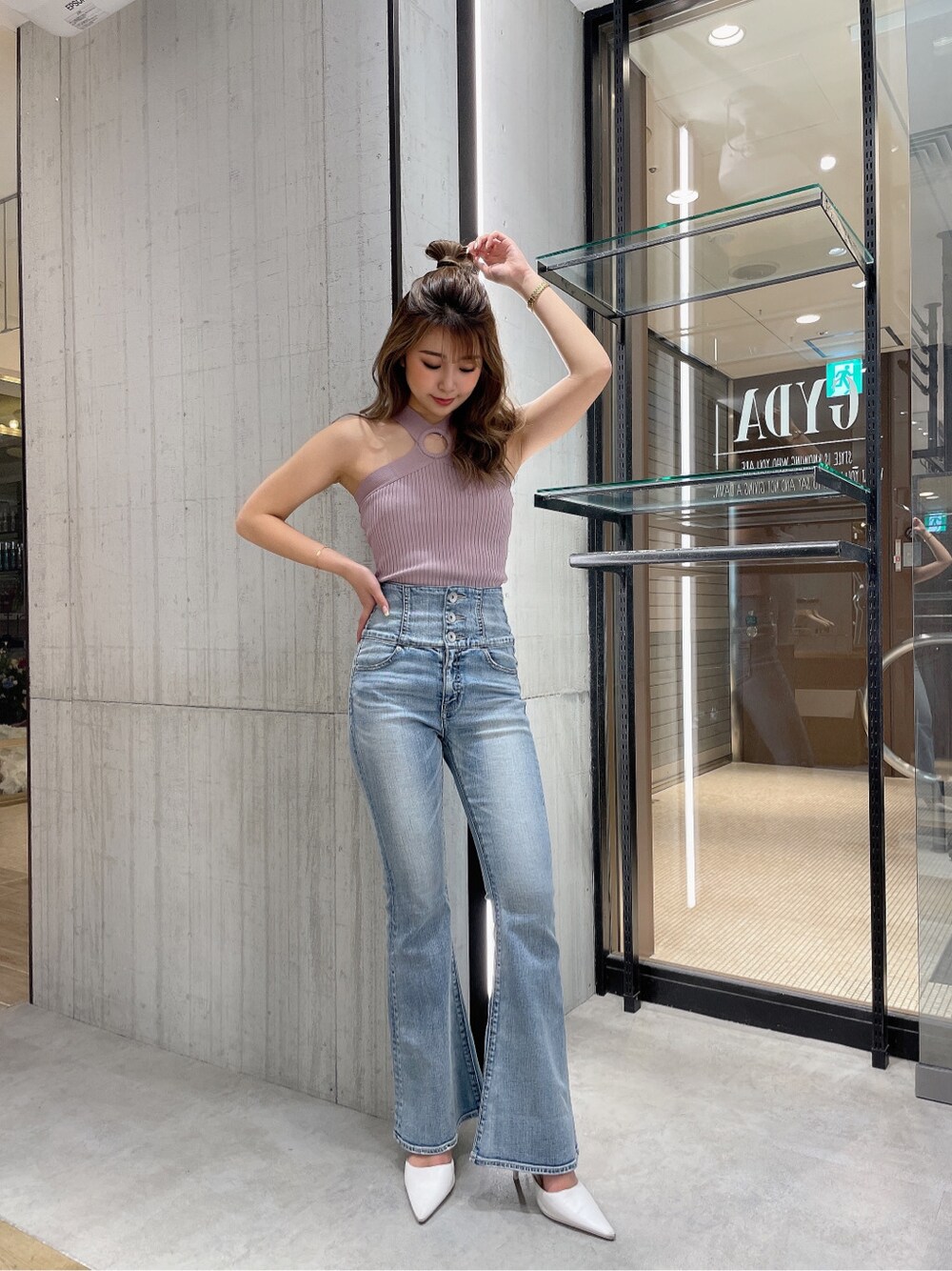 ブルー系のデニムパンツ、ピンク系のタンクトップを着用したレディースの春コーディネートの1枚目の写真