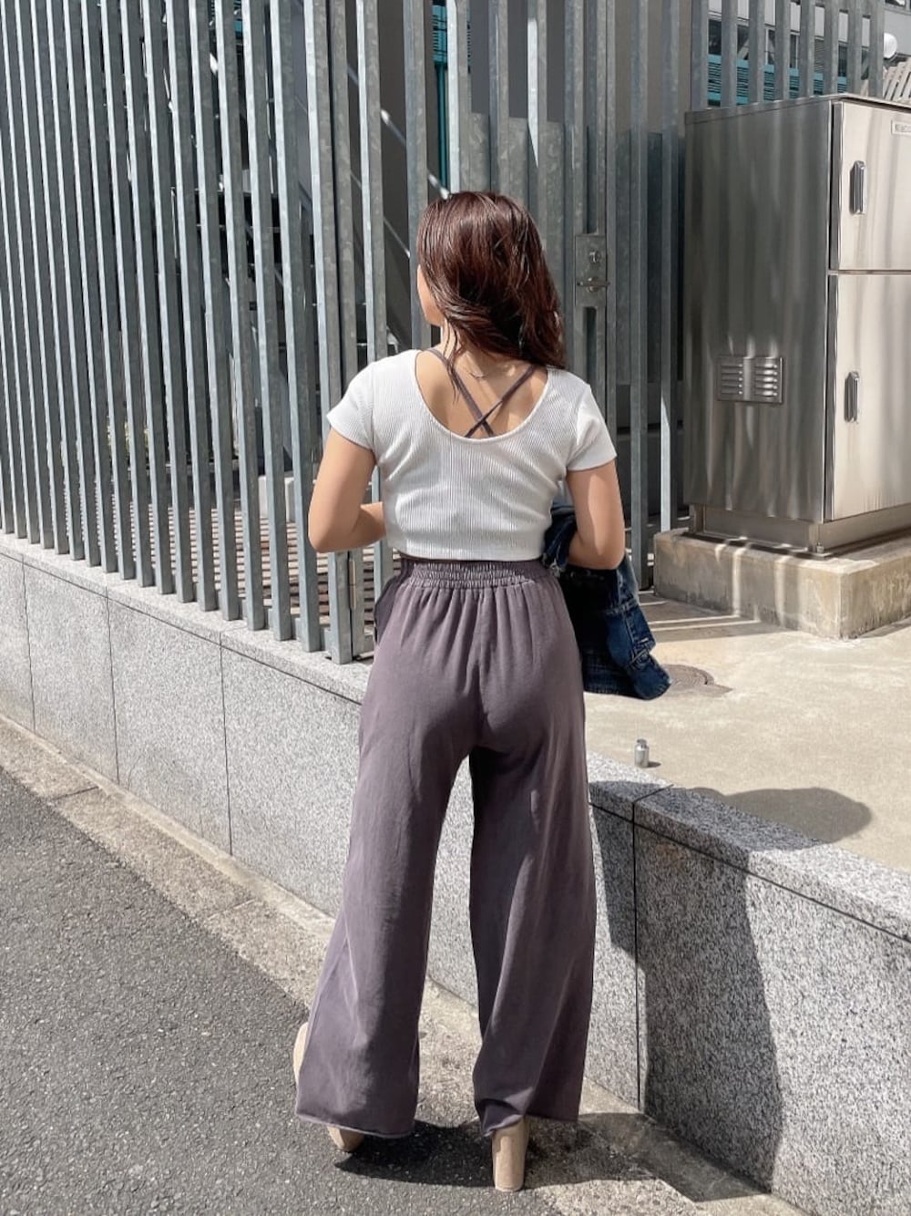 ブルー系のデニムジャケット、グレー系のその他パンツ、ホワイト系のTシャツ/カットソーを着用したレディースの春コーディネートの1枚目の写真