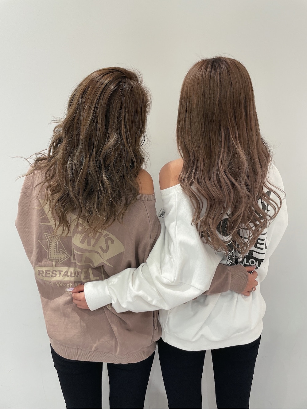 ピンク系のスウェットを着用したレディースの冬コーディネートの1枚目の写真